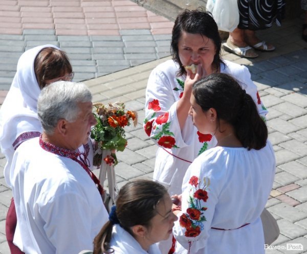 Як у Луцьку святили яблука та мед. ФОТО