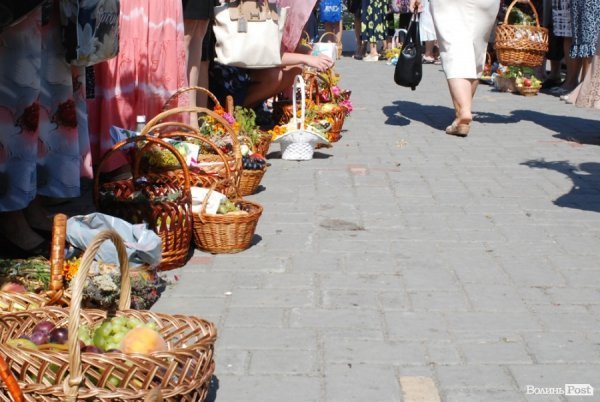 Як у Луцьку святили яблука та мед. ФОТО