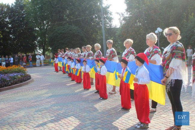 Танці, піджаки, промови: у Нововолинську відзначили день прапора. ФОТО
