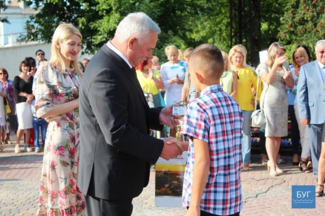 Танці, піджаки, промови: у Нововолинську відзначили день прапора. ФОТО