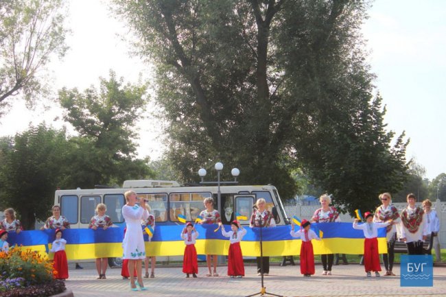 Танці, піджаки, промови: у Нововолинську відзначили день прапора. ФОТО