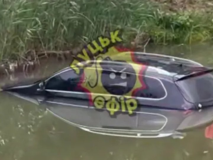 Біля Луцька відпочивальники втопили авто. ФОТО