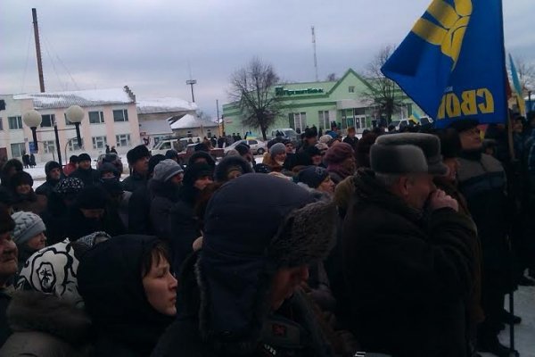 У Любешові євроймаданівці вимагали відставки голови РДА. ФОТО