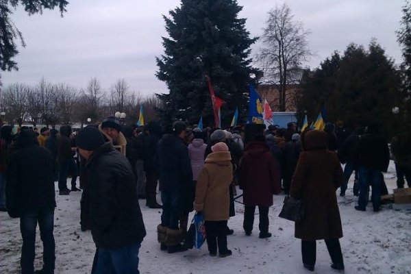 У Любешові євроймаданівці вимагали відставки голови РДА. ФОТО