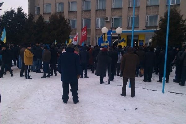 У Любешові євроймаданівці вимагали відставки голови РДА. ФОТО