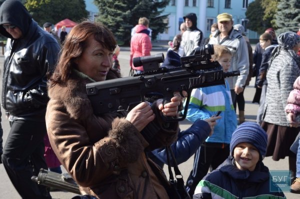 У Нововолинську демонстрували сучасну бойову зброю. ФОТО