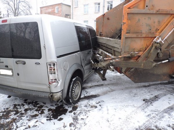У Луцьку сміттєвоз протаранив 7 машин