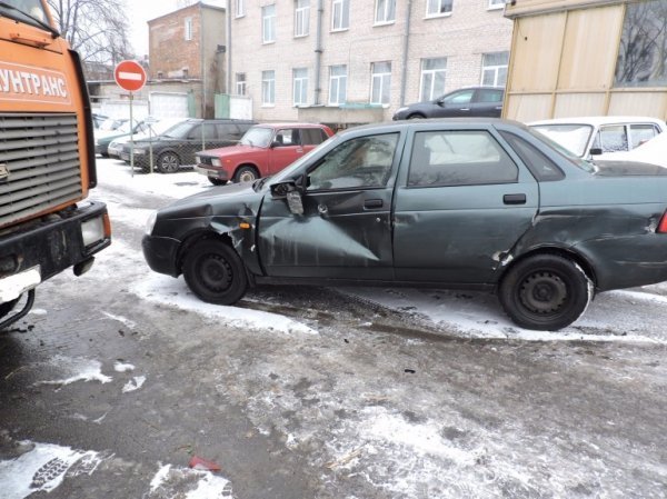 У Луцьку сміттєвоз протаранив 7 машин