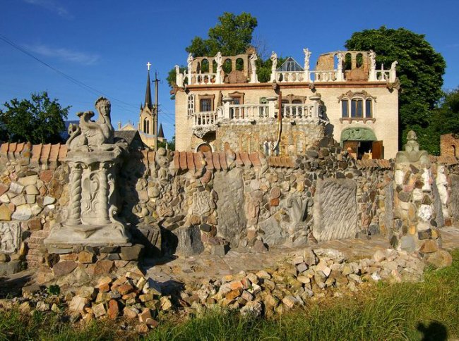 Лавочка під мурами вернісажного будинку Миколи Голованя