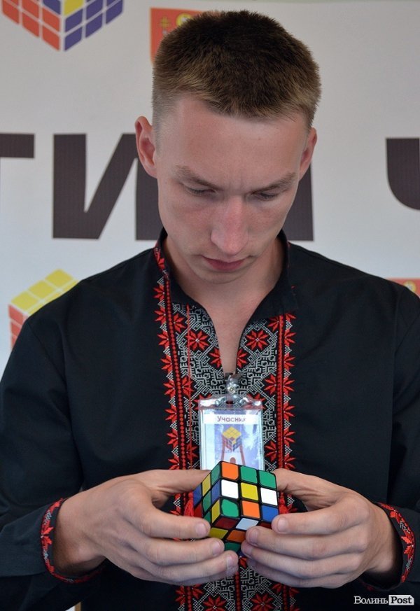 У Луцьку відбувся чемпіонат зі складання кубика Рубіка. ФОТО
