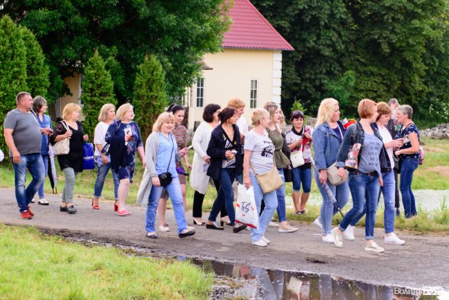 До Винника – навіть на милицях. ФОТОРЕПОРТАЖ із грандіозного концерту у Луцьку