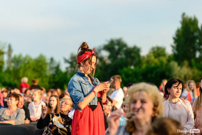 До Винника – навіть на милицях. ФОТОРЕПОРТАЖ із грандіозного концерту у Луцьку