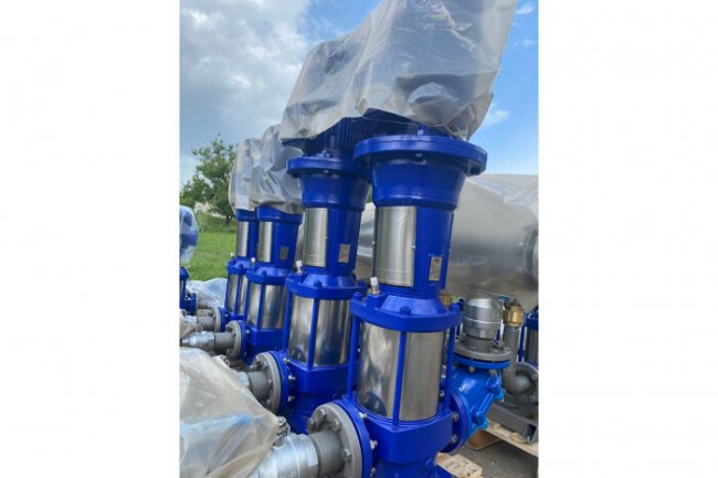 У Луцьку почали встановлювати станції для постачання води на верхні поверхи