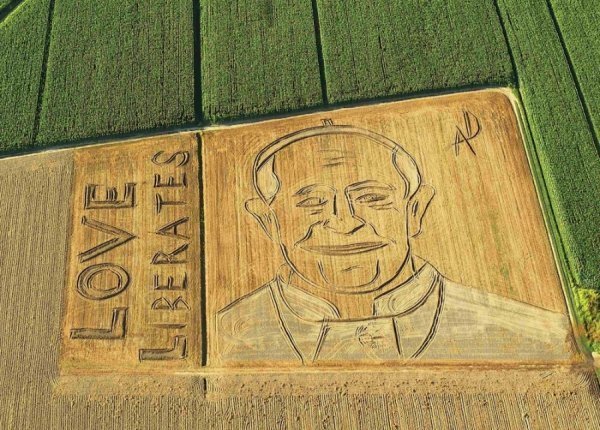  Художник трактором виорав на полі портрет Папи Римського. ФОТО