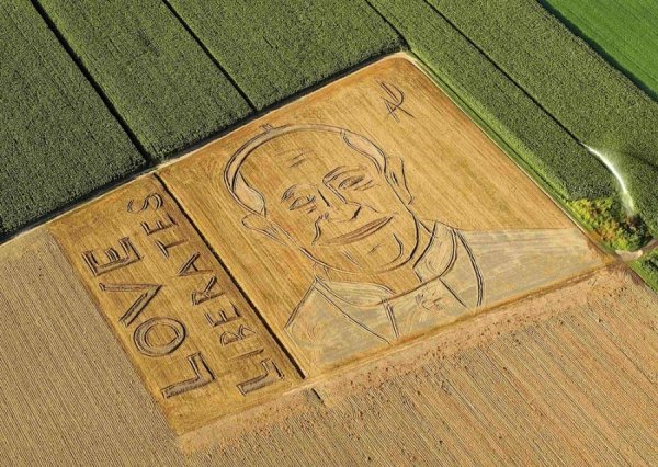  Художник трактором виорав на полі портрет Папи Римського. ФОТО