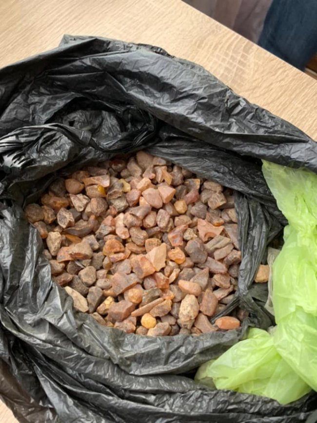 У місті на Волині – обшуки в оселях: вилучили бурштин, зброю та наркотичні засоби. ФОТО