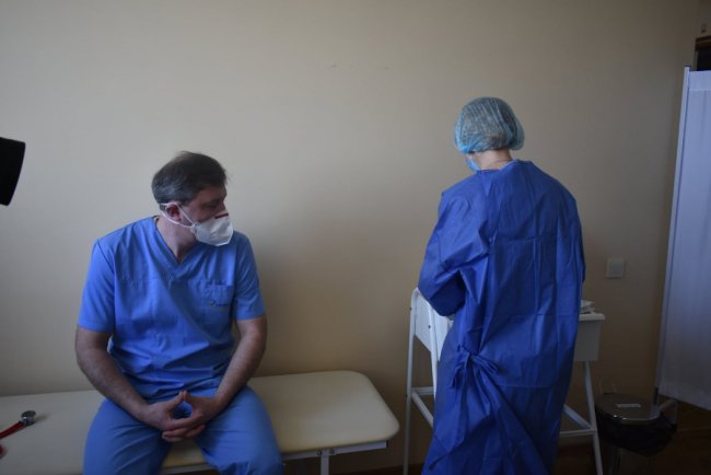 Перше щеплення від коронавірусу на Волині отримав відомий лікар Олег Яковенко