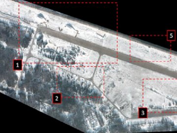 Супутник показав, яку техніку Білорусь стягнула до кордону з Україною