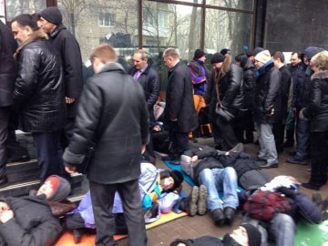 Під Генпрокуратурою - лежачий протест. ФОТО