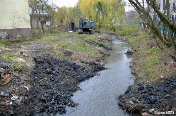 Чистять брудну луцьку річку. ФОТО