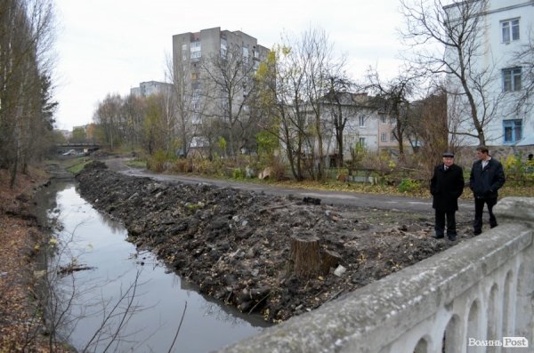 Чистять брудну луцьку річку. ФОТО