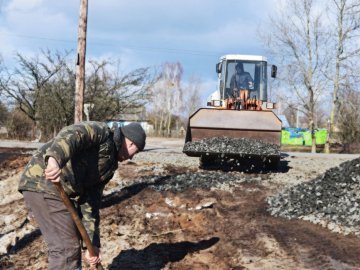 На Волині дорогу ремонтують за власні кошти місцеві жителі