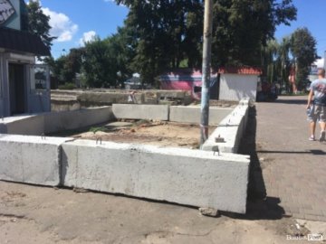 На луцькій автостанції встановили блоки, щоб «тримати оборону» від підприємця