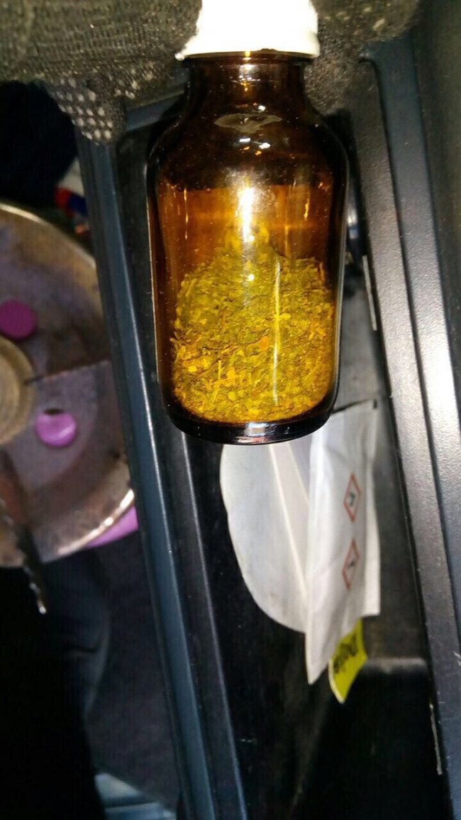 На «Ягодині» затримали бус з незадекларованими картинами та іконами. ФОТО