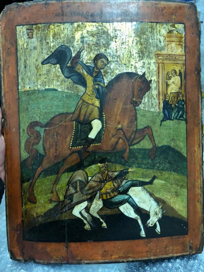 На «Ягодині» затримали бус з незадекларованими картинами та іконами. ФОТО