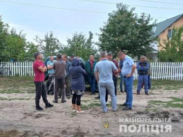 У селі на Волині, де незаконно рубали ліс, люди збунтували проти поліції. ФОТО