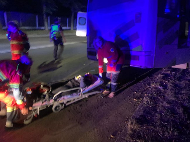 У Луцьку на Львівській автобус в'їхав у дерево: травмувались 4 пасажири