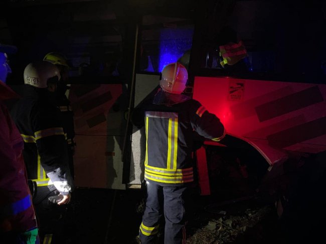 У Луцьку на Львівській автобус в'їхав у дерево: травмувались 4 пасажири