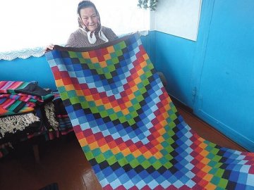 Якщо неправильно зробив, то «положив коня»: волинська майстриня тче унікальні рядна