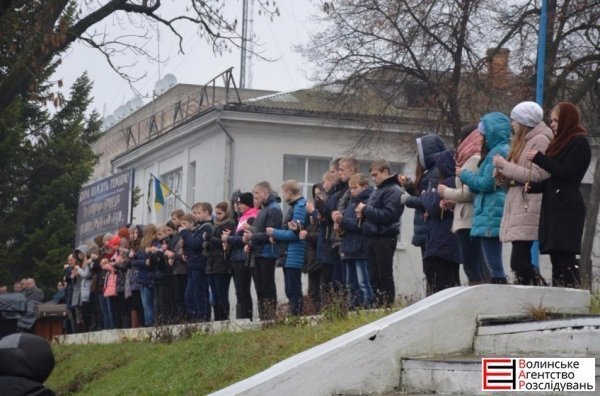 Волиняни навколішки зустріли загиблого у зоні АТО земляка. ФОТО