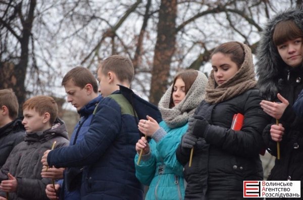 Волиняни навколішки зустріли загиблого у зоні АТО земляка. ФОТО