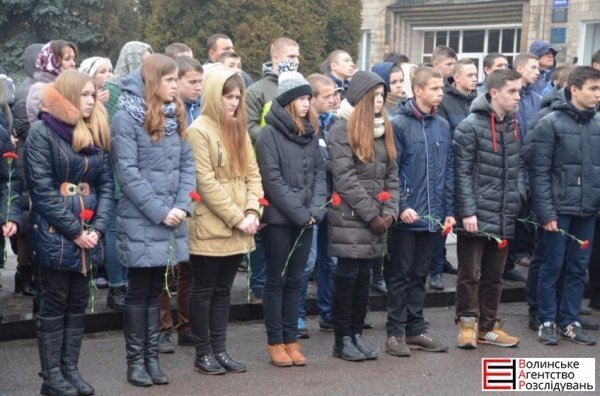 Волиняни навколішки зустріли загиблого у зоні АТО земляка. ФОТО