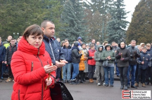 Волиняни навколішки зустріли загиблого у зоні АТО земляка. ФОТО