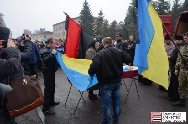 Волиняни навколішки зустріли загиблого у зоні АТО земляка. ФОТО