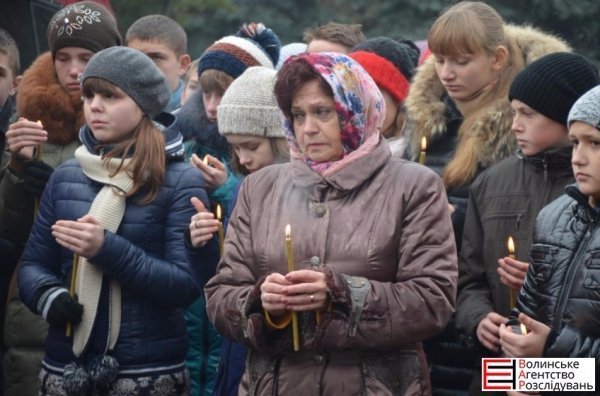 Волиняни навколішки зустріли загиблого у зоні АТО земляка. ФОТО