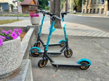 У центрі Луцька з’явились електросамокати