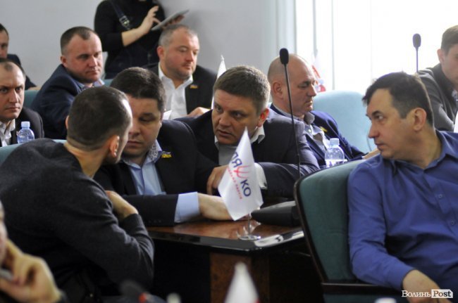 Артем Запотоцький в чомусь переконує учасників укропівської більшості