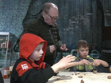 «Артбатальйон»: у Луцьку переселенців вчать ліпити з глини, яку привозять зі Слов'янська