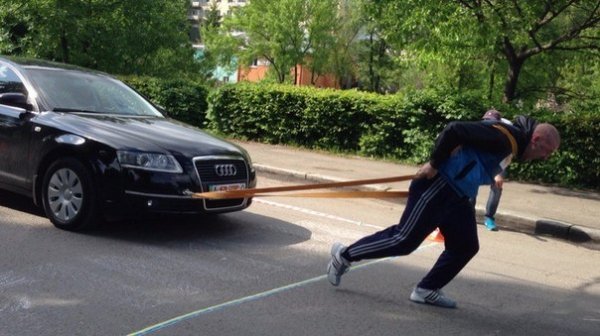 Лучанин протягнув автівку вагою 2,1 тонни. ФОТО