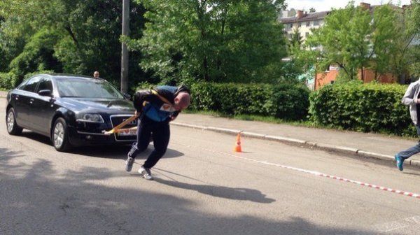 Лучанин протягнув автівку вагою 2,1 тонни. ФОТО