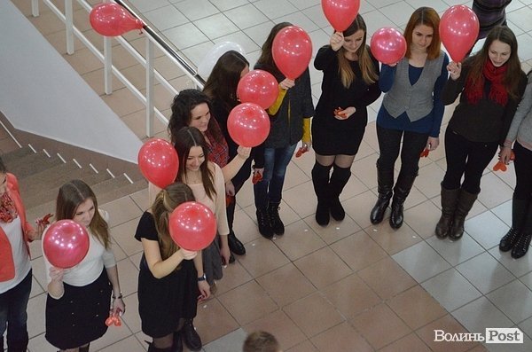 У Луцьку студенти влаштували флешмоб до Дня Валентина. ФОТО