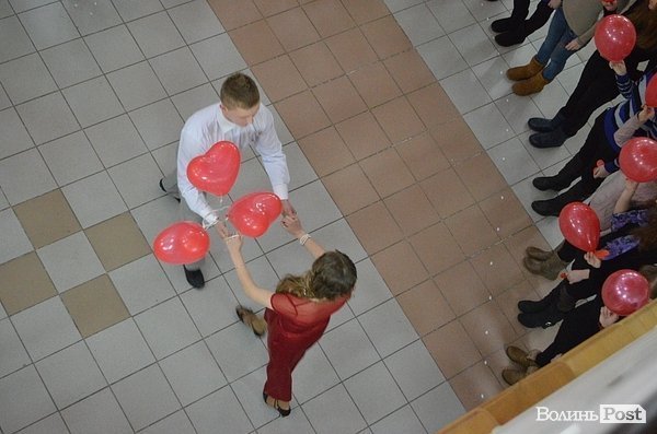 У Луцьку студенти влаштували флешмоб до Дня Валентина. ФОТО