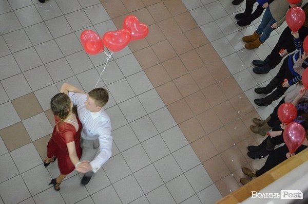 У Луцьку студенти влаштували флешмоб до Дня Валентина. ФОТО