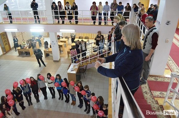 У Луцьку студенти влаштували флешмоб до Дня Валентина. ФОТО