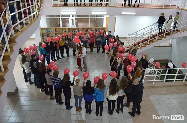 У Луцьку студенти влаштували флешмоб до Дня Валентина. ФОТО