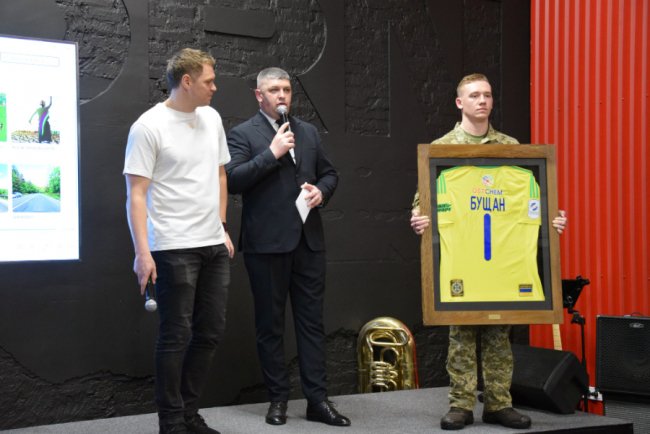 У Луцьку на благодійному аукціоні на укріплення кордону зібрали майже 10 млн